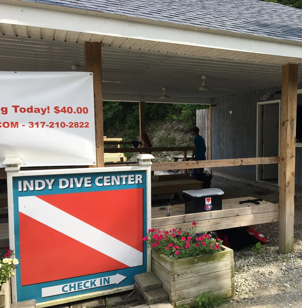 Indy Dive Center logo